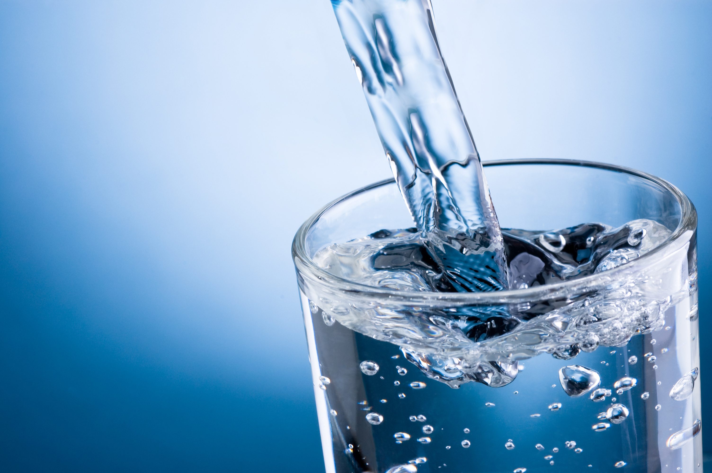 https://www.completefitnessdesign.com/wp-content/uploads/2016/04/the-importance-of-drinking-water.jpg